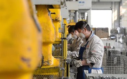 Trung Quốc công bố dữ liệu sản xuất suy yếu kỷ lục trong tháng 2