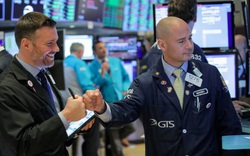 FED cam kết duy trì lãi suất 0%, Dow Jones tăng 530 điểm