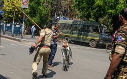 Ấn Độ phong tỏa, cảnh sát dùng gậy khống chế người vi phạm
