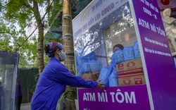 Sau “ATM gạo”, bác sĩ mở “ATM mì tôm” phát 100.000 suất quà cho người nghèo