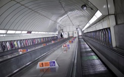 Ga tàu điện ngầm ở Anh vắng không một bóng người vì dịch Covid-19