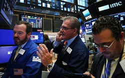 Dow Jones phục hồi 450 điểm khi giá dầu ổn định trở lại