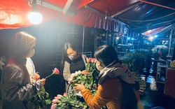 Chợ hoa Quảng An vắng vẻ sau khi dỡ bỏ phong tỏa