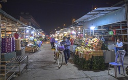 Chợ hoa lớn nhất Hà Nội lâm cảnh "hoa cười người khóc"
