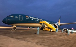Chuyến bay đầu tiên từ Nga đón 345 người Việt hạ cánh xuống sân bay Vân Đồn