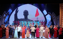 NSND Thu Hiền, NSND Thái Bảo biểu diễn trong chương trình "Dâng Người tiếng hát mùa Xuân"
