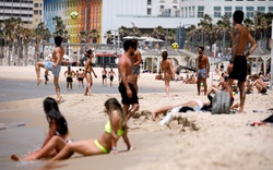 Nới lỏng phong tỏa, người Mỹ và châu Âu đổ về các bãi biển công viên vui chơi thỏa thích