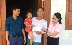 Báo Dân Việt trao tiền hỗ trợ lần 2 cho bé gái trong 6 tháng phải đội  3 vành khăn tang