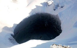 Vì sao lại xuất hiện những miệng hố khổng lồ bí ẩn ở Siberia?