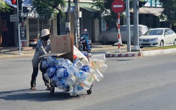 Người lao động oằn mình mưu sinh ngày nắng nóng