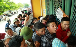 Hàng nghìn người chen nhau giành vé xem trận Nam Định vs HAGL