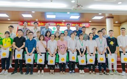 Học viện Nông nghiệp Việt Nam phối hợp với C.P tặng quà cho sinh viên khó khăn do Covid-19