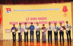 Lãnh đạo Vietcombank vinh dự nhận Kỷ niệm chương "Vì thế hệ trẻ"