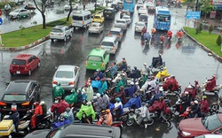 Mưa trắng trời sáng đầu tuần, ngàn người “chôn chân” vì Sài Gòn kẹt xe tứ bề