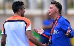 Van Persie bị HLV Van Gaal cho ăn tát vì dám... bật lại