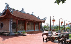 Một ngôi đền ở Hà Nội phải đóng cửa vì sạt lở bờ sông