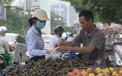 Hà Đông: Mặc kệ công an, hàng rong tràn ngập lòng đường, vỉa hè