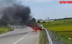 Video: Xe ô tô bốc cháy dữ dội, tài xế gào khóc nhờ người lấy giúp giấy tờ