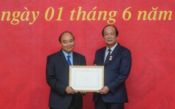 Bộ trưởng, Chủ nhiệm Văn phòng Chính phủ Mai Tiến Dũng nhận Huy hiệu cao quý của Đảng