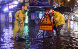 Phố Tây Tạ Hiện ngập mênh mông sau "cơn mưa vàng" giải nhiệt