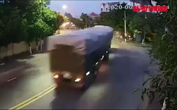 Video: Kinh hoàng cảnh xe container lật nhào khi ôm cua trong thành phố