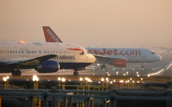 Ba hãng hàng không kiện Chính phủ Anh vì quy định cách ly 