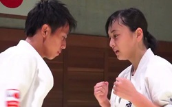 Người đẹp karate cho đối phương đấm vào bụng khi tập luyện