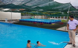 Thầy giáo đầu tư hồ bơi cho học sinh vùng ven học bơi dịp hè