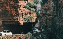 Con đường khoét núi dài 1.250 m, hiểm trở bậc nhất thế giới