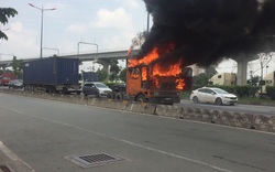 Xe container bốc cháy dữ dội, tài xế thoát chết trên Xa lộ Hà Nội