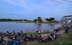 Nắng nóng, người dân Hải Phòng biến khúc sông thành “bể bơi” khổng lồ