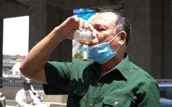 Hà Nội: Quán trà chanh miễn phí giúp người lao động nghèo “giải nhiệt” giữa trưa hè nắng nóng