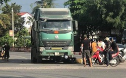 Xe tải tông xe máy chuẩn bị dừng đèn đỏ, 2 người thương vong