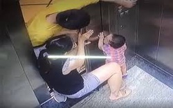 Bé gái bị kẹt tay vào thang máy trong lúc mẹ mải bấm điện thoại