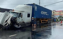 Video: Khoảnh khắc xe container cày nát dải phân cách, tông gục cột đèn