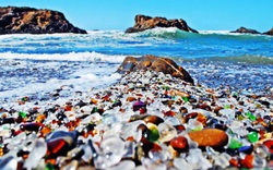 Bãi biển thủy tinh 7 sắc cầu vồng đẹp mê hồn ở Mỹ