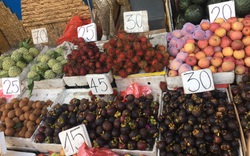 Giữa hè, hoa quả tiếp tục giảm giá