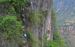 Leo 2.556 bậc thang để tới ngôi làng có độ cao 800 mét