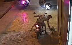 Camera ghi hình người đàn ông đi xe máy "cuỗm" chậu kiểng