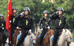 Hình ảnh đoàn kỵ binh CSCĐ diễu hành qua tòa nhà Quốc hội