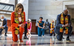 Khoảnh khắc các chính khách quyền lực Mỹ quỳ gối 8 phút 46 giây chống phân biệt chủng tộc
