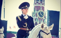 Trang phục đẹp không thể rời mắt của đội nữ kỵ binh Bạch Mã Nga