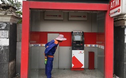 TP.HCM: Bị cây ATM nuốt thẻ, thanh niên bực tức dùng búa đập phá