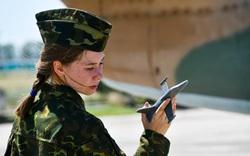 Vẻ đẹp nữ học viên phi công Nga huấn luyện với máy bay L-39