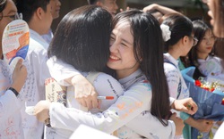 ẢNH: Học sinh Đà Nẵng ôm nhau khóc ngày chia tay tuổi học trò