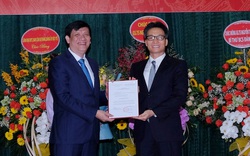Phó Thủ tướng Vũ Đức Đam trao Quyết định giao Quyền Bộ trưởng Bộ Y tế cho GS Nguyễn Thanh Long 