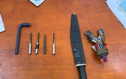 Tên trộm dùng dao tấn công cảnh sát khi bị vây bắt ở TP.HCM