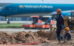 Công nhân đội nắng 60 độ C trên "đại công trường" cải tạo đường băng sân bay Nội Bài