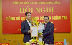 Bí thư Tỉnh ủy Huỳnh Tấn Việt nhận quyết định điều động của Bộ Chính trị