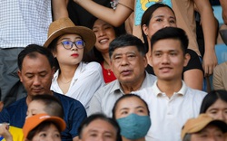 Vợ Phan Văn Đức ôm bụng bầu 9 tháng đội nắng đến sân Vinh cổ vũ chồng